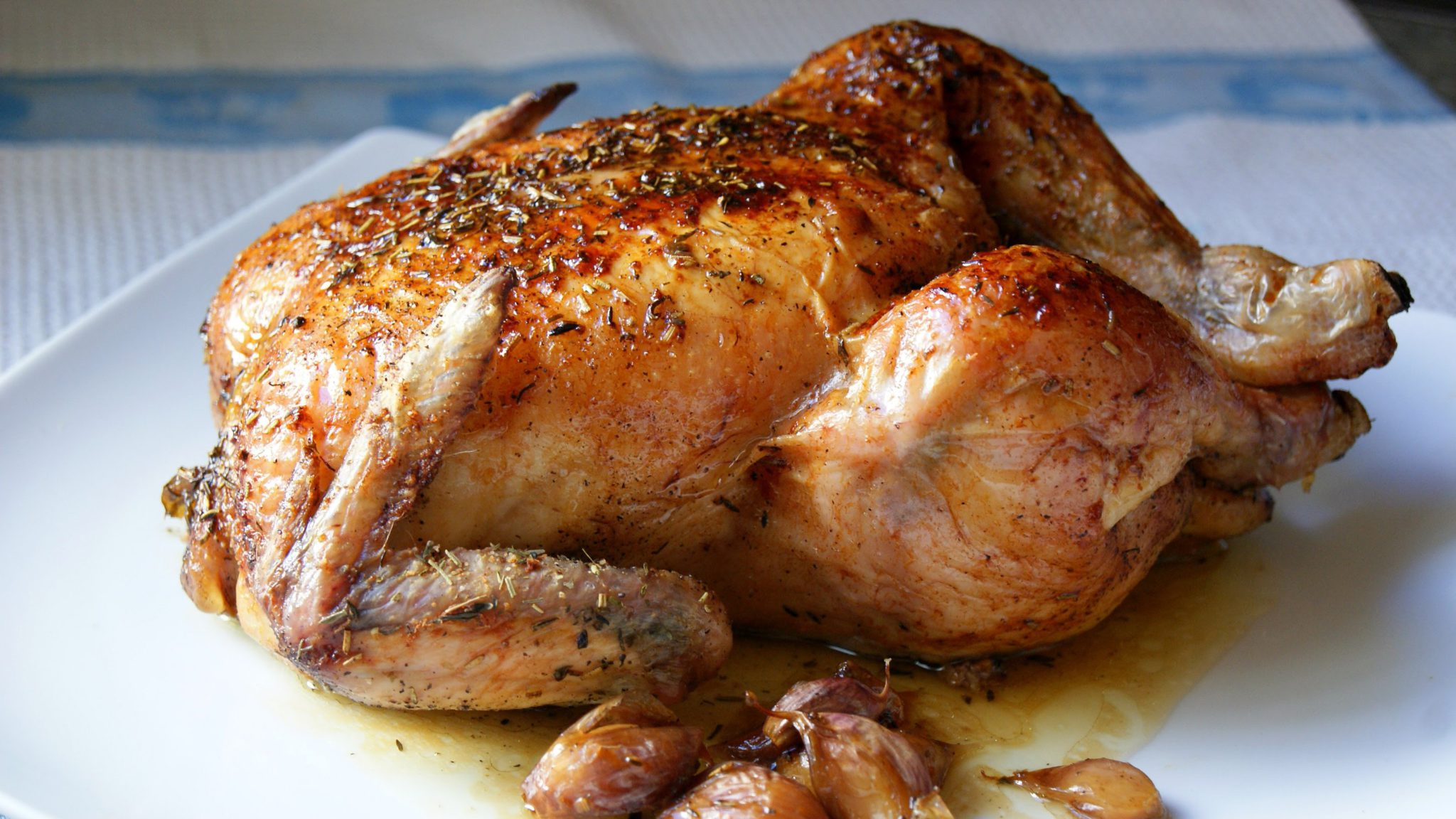 Pollo asado al horno - ¡Muy fácil, crujiente y jugoso!